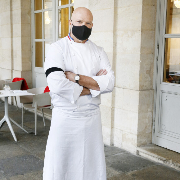 Le grand chef et présentateur TV Philippe Etchebest devant son restaurant, "Le 4ème Mur". Bordeaux, le 2 octobre 2020.