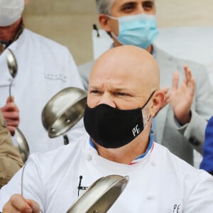 Phillipe Etchebest et son épouse Dominique Etchebest manifestent contre les mesures de restrictions liées au coronavirus (COVID-19) devant leur restaurant à Bordeaux. Octobre 2020.