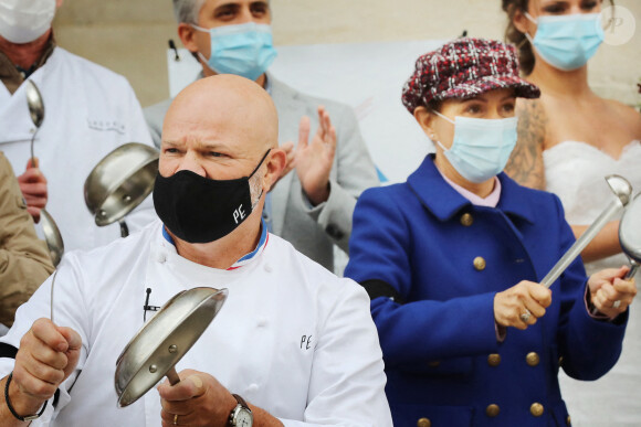 Phillipe Etchebest et son épouse Dominique Etchebest manifestent contre les mesures de restrictions liées au coronavirus (COVID-19) devant leur restaurant à Bordeaux. Octobre 2020.