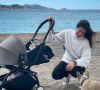 Fanny Skalli, son enfant en poussette et son bouledogue à Marseille. Avril 2021.