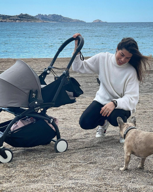 Fanny Skalli, son enfant en poussette et son bouledogue à Marseille. Avril 2021.
