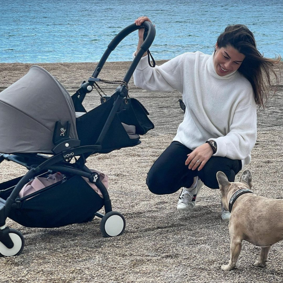 Fanny Skalli, son enfant en poussette et son bouledogue à Marseille. Avril 2021.