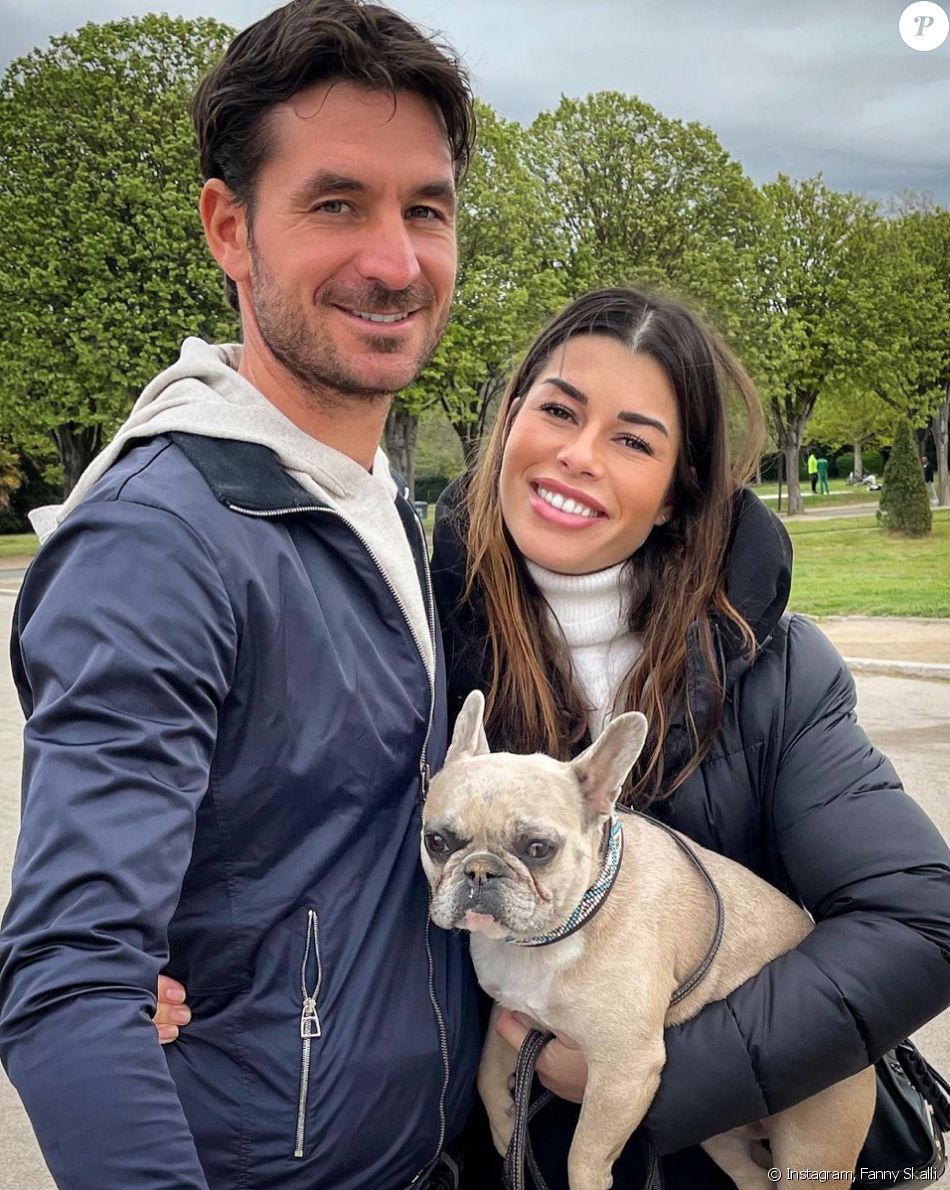 Fanny Skalli, son mari Steve Guerdat et leur bouledogue. Avril 2021.