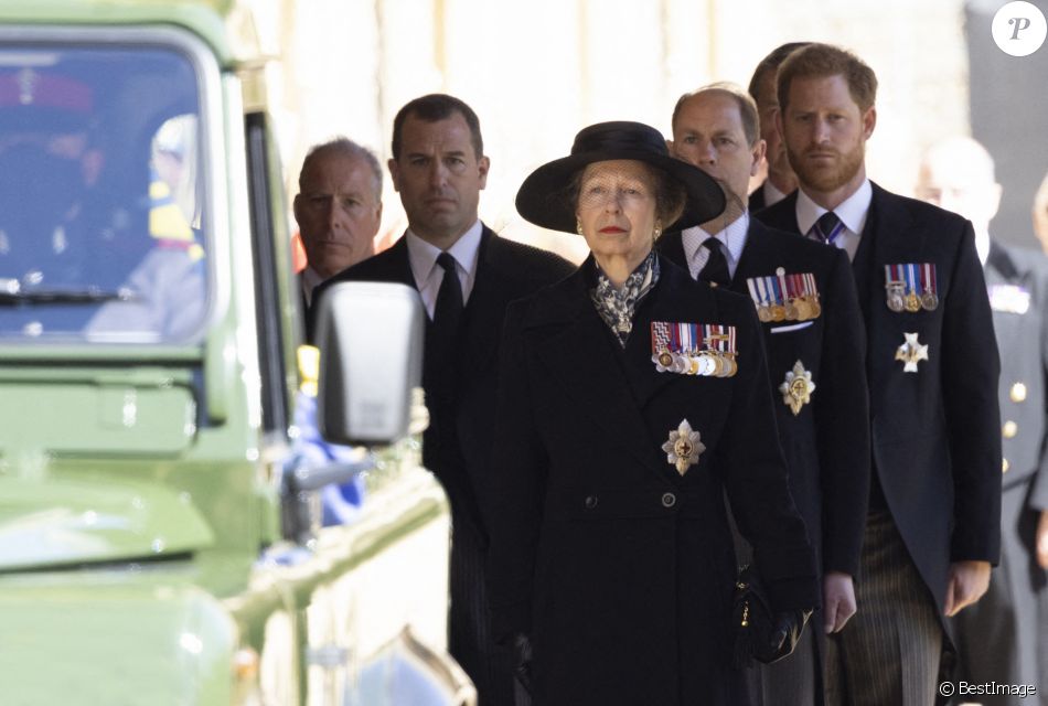 La princesse Anne, David Armstrong-Jones, comte de Snowdon, Peter Phillips, le prince Edward, comte de Wessex, le prince Harry, duc de Sussex - Arrivées aux funérailles du prince Philip, duc d'Edimbourg à la chapelle Saint-Georges du château de Windsor, le 17 avril 2021.