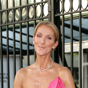 Céline Dion au défilé Miu Miu à l'hippodrome d'Auteuil à Paris, lors de la Paris Fashion Week, le 29 juin 2019. 
