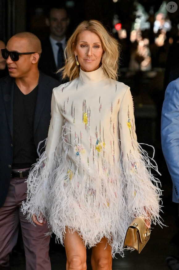 Celine Dion sort de l'hôtel de Crillon pour se rendre au défilé de mode Haute-Couture automne-hiver 2019/2020 Valentino à Paris le 3 juillet 2019. 