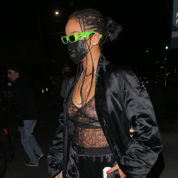 Rihanna quitte le restaurant "Wally's" à Beverly Hills, le 19 avril 2021.