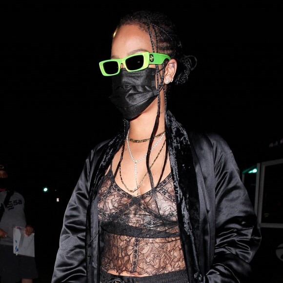 Rihanna quitte le restaurant "Wally's" à Beverly Hills, le 19 avril 2021.