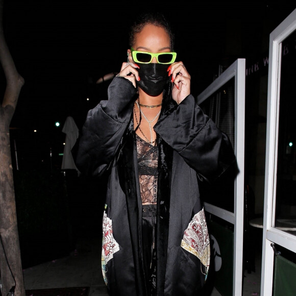 Rihanna quitte le restaurant "Wally's" à Beverly Hills, le 19 avril 2021.