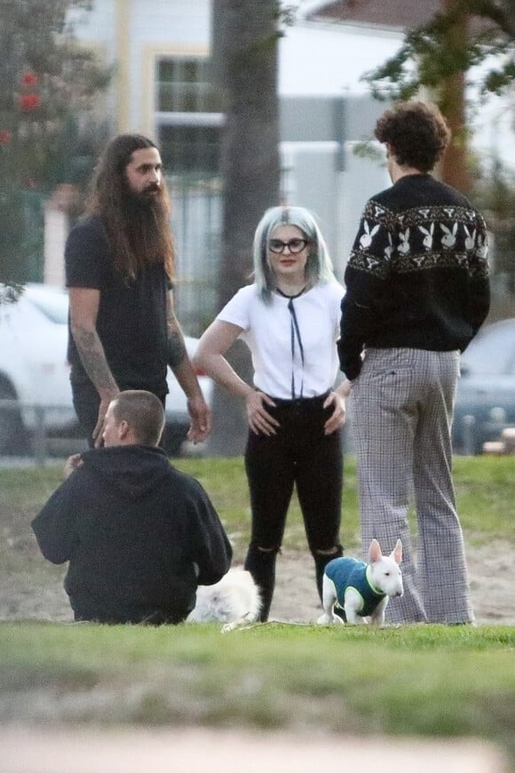Exclusif - Kelly Osbourne et son compagnon Erik Bragg passent du bon temps avec des amis dans un parc à Los Angeles, le 20 février 2021.