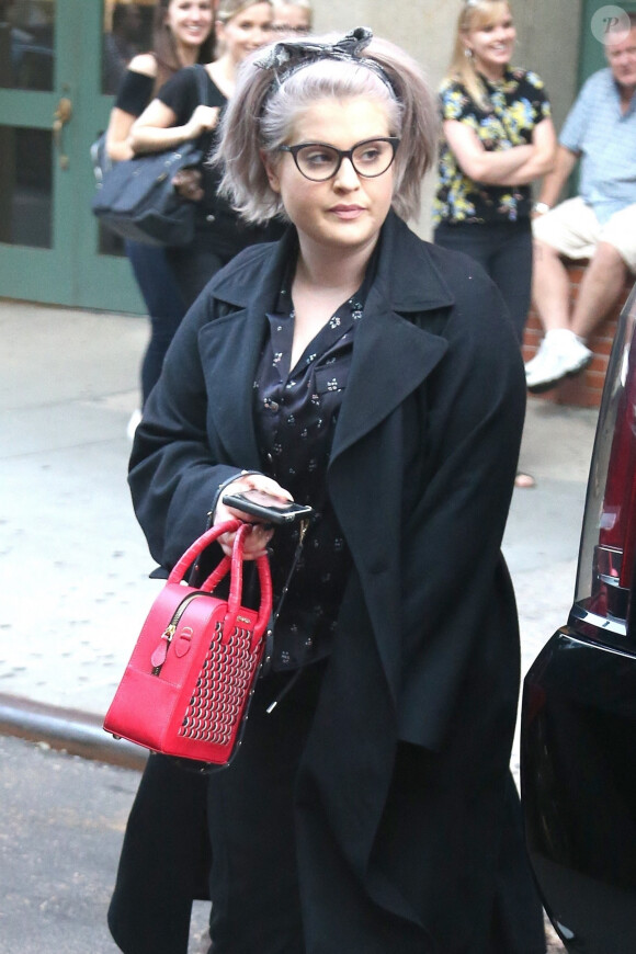 Kelly Osbourne attend sa voiture au valet parking de l'hôtel The Greenwich à New York, le 19 septembre 2018.
