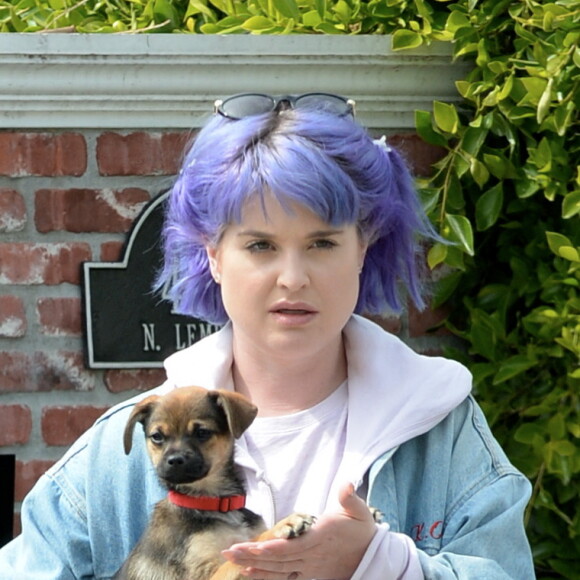 Exclusif - Kelly Osbourne et son chien à la sortie du domicile de son frère Jack à Los Angeles, le 28 mars 2020.