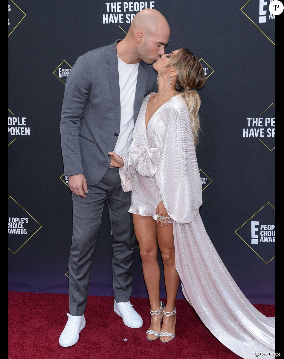 Jana Kramer et son mari Mike Caussin à la 45ème cérémonie des "People Choice Awards" à Santa Monica, le 10 novembre 2019.