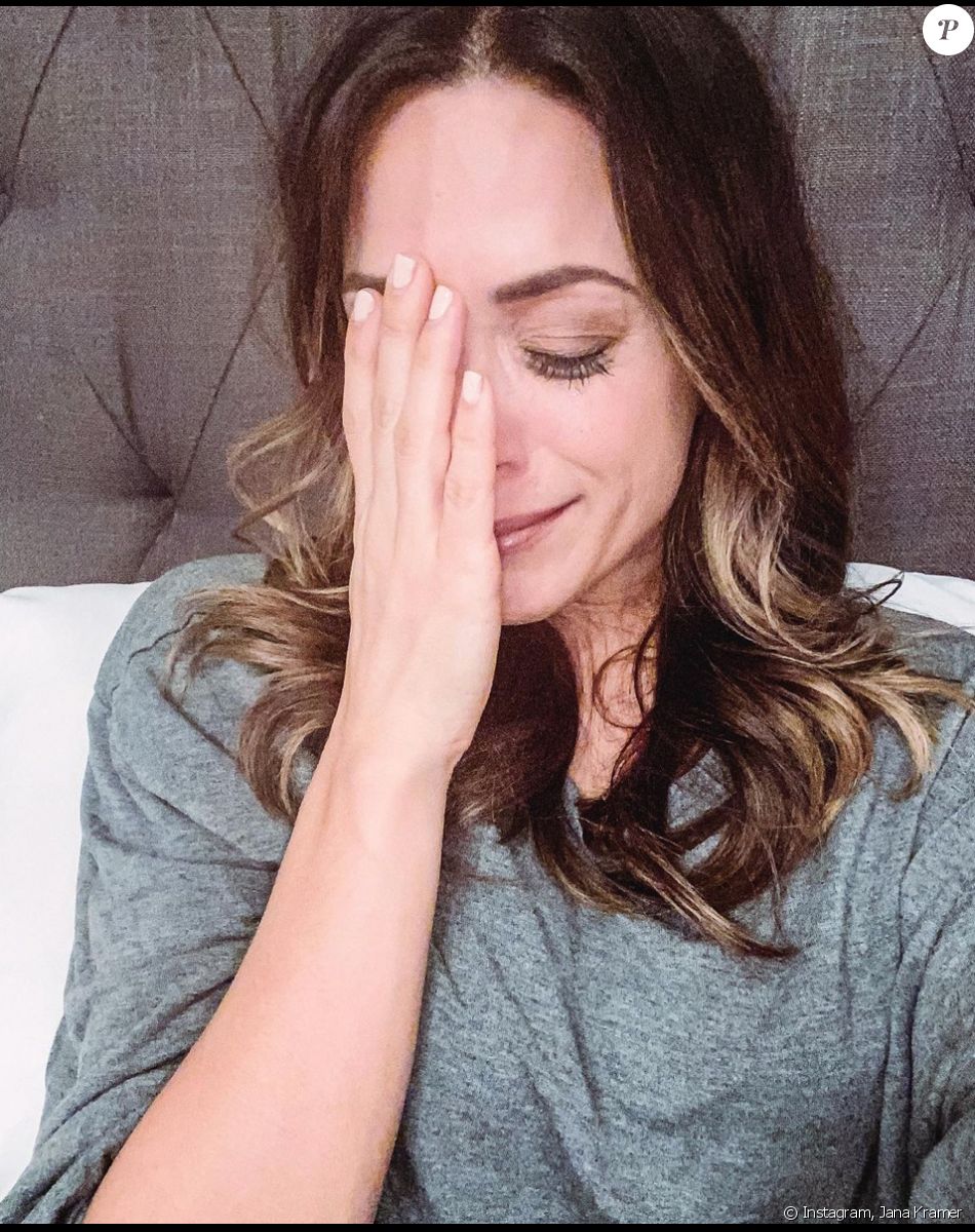 Jana Kramer, en larmes, annonce qu'elle divorce de son mari Mike Caussin.
