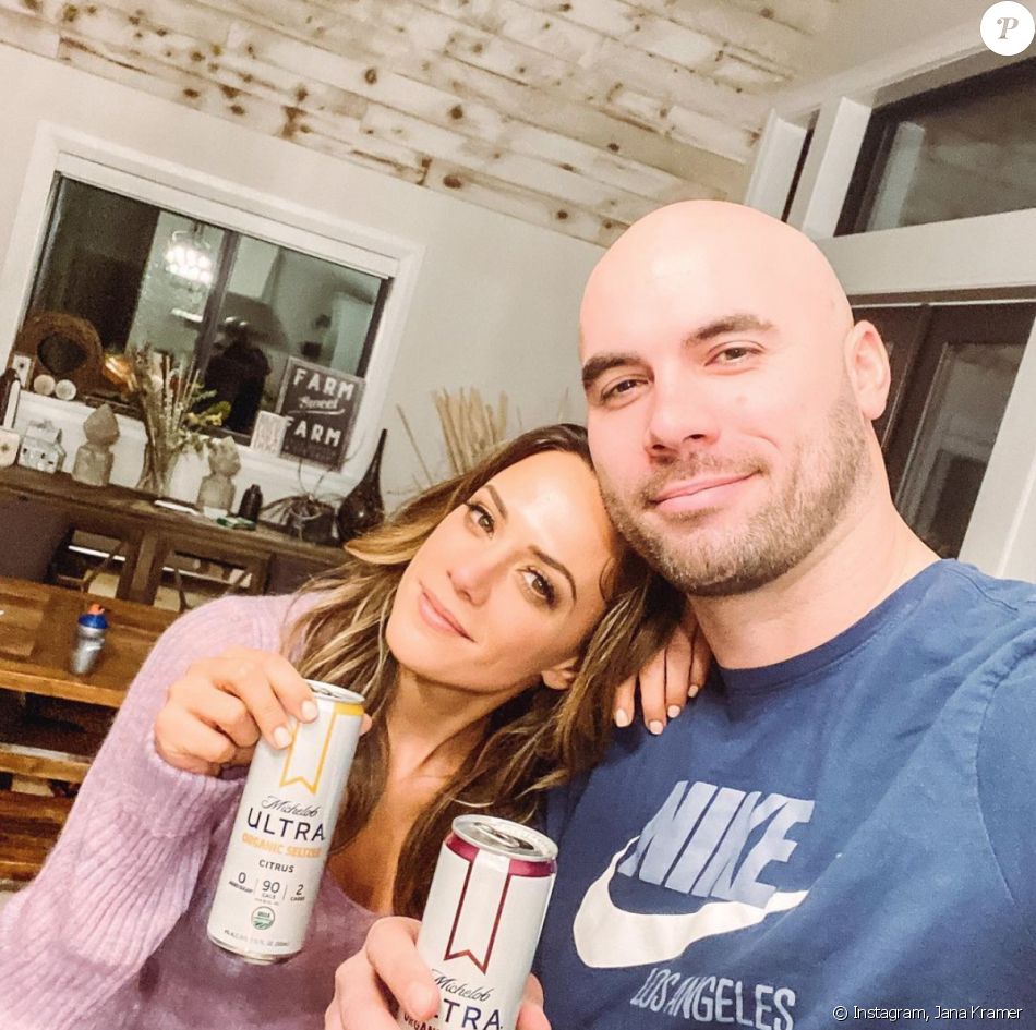 Jana Kramer et son mari Mike Caussin en mars 2021.