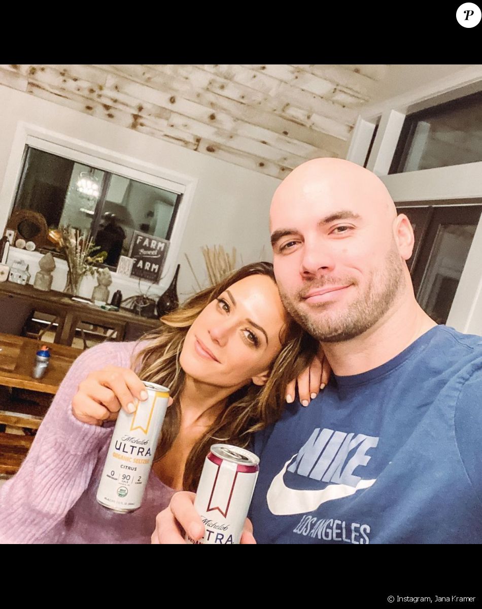 Jana Kramer et son mari Mike Caussin en mars 2021.