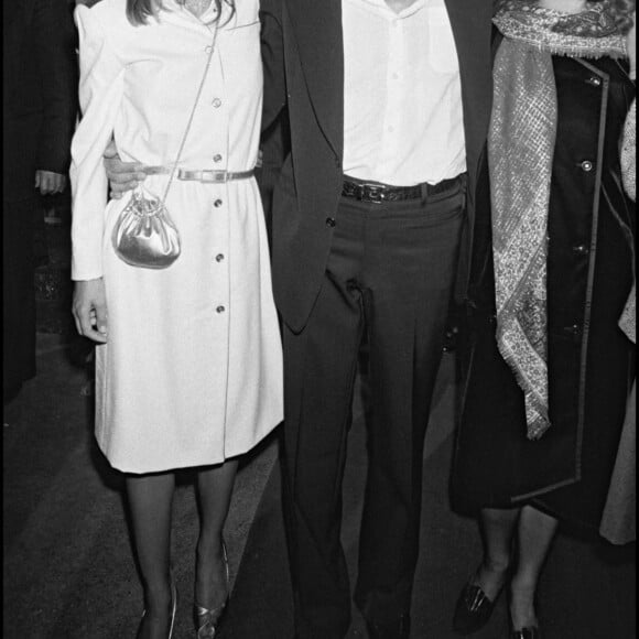 Anne Parillaud, Alain Delon et Romy Schneider lors de la première du film "Pour la peau d'un flic" à Paris en 1981. 