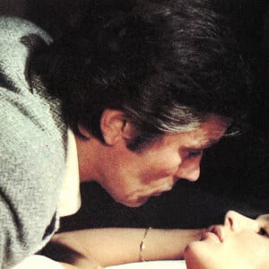 Alain Delon et Anne Parillaud sur le tournage du film "Pour la peau d'un flic" en 1981.