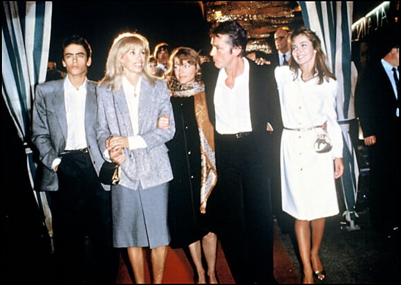 Anthony Delon, Mireille Darc, Romy Scheider, Alain Delon et Anne Parillaud à Paris en 1981 pour la sortie du film "Pour la peau d'un flic". 