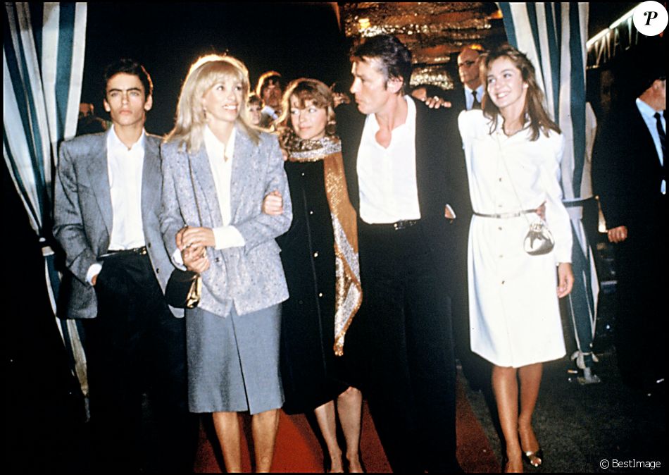 Anthony Delon, Mireille Darc, Romy Scheider, Alain Delon et Anne Parillaud à Paris en 1981 pour la sortie du film "Pour la peau d'un flic".