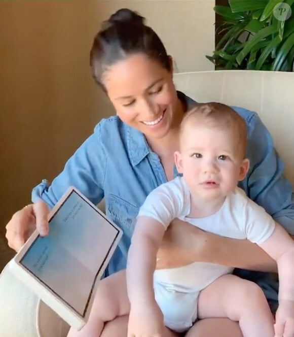 Meghan Markle, duchesse de Sussex, lit l'histoire "Duck ! Rabbit ! " à son fils Archie à l'occasion de son 1er anniversaire pour le compte Instagram de l'ONG "Save The Children", à Los Angeles.