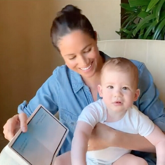 Meghan Markle, duchesse de Sussex, lit l'histoire "Duck ! Rabbit ! " à son fils Archie à l'occasion de son 1er anniversaire pour le compte Instagram de l'ONG "Save The Children", à Los Angeles.