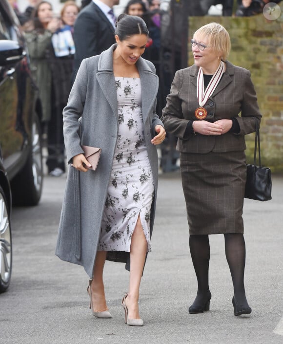Meghan Markle, duchesse de Sussex, (enceinte de son fils Archie), visite le foyer Royal Variety de "Brinsworth House", à Twickenham le 18 décembre 2018.