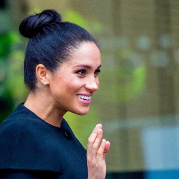 Meghan Markle (enceinte de son fils Archie), sort de l'université de Londres après un échange avec les étudiants membres de l'association des universités du Commonwealth le 31 janvier 2019.