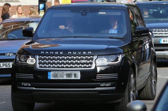 Le prince William, duc de Cambridge, va récupérer son fils George après l'école, au volant de sa Range Rover. Londres, le 7 septembre 2017.