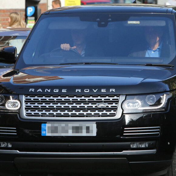 Le prince William, duc de Cambridge, va récupérer son fils George après l'école, au volant de sa Range Rover. Londres, le 7 septembre 2017.