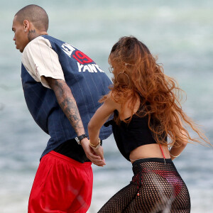 Rihanna fume deux joints avec Chris Brown sur une plage d'Hawai le jour de ses 25 ans le 20 fevrier 2013.
