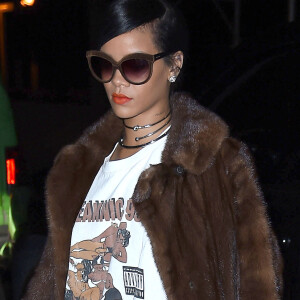 Rihanna ( sac Louis Vuitton, lunettes Italia Independent) est allée chez le dentiste pour un check-up à New York. Le 31 octobre 2014