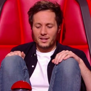 Vianney intenable dans "The Voice" : le chanteur multiplie les positions étranges sur son fauteuil rouge - TF1