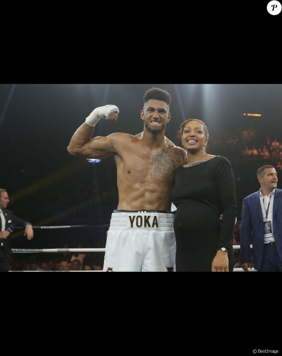 Tony Yoka avec sa fiancée Estelle Mossely, enceinte, le 2 juin 2017 au Palais des Sports à Paris après sa victoire lors de son premier combat de boxe pro contre l'américain Travis Clarke par arrêt de l'arbitre à la deuxième reprise. © CVS/Bestimage