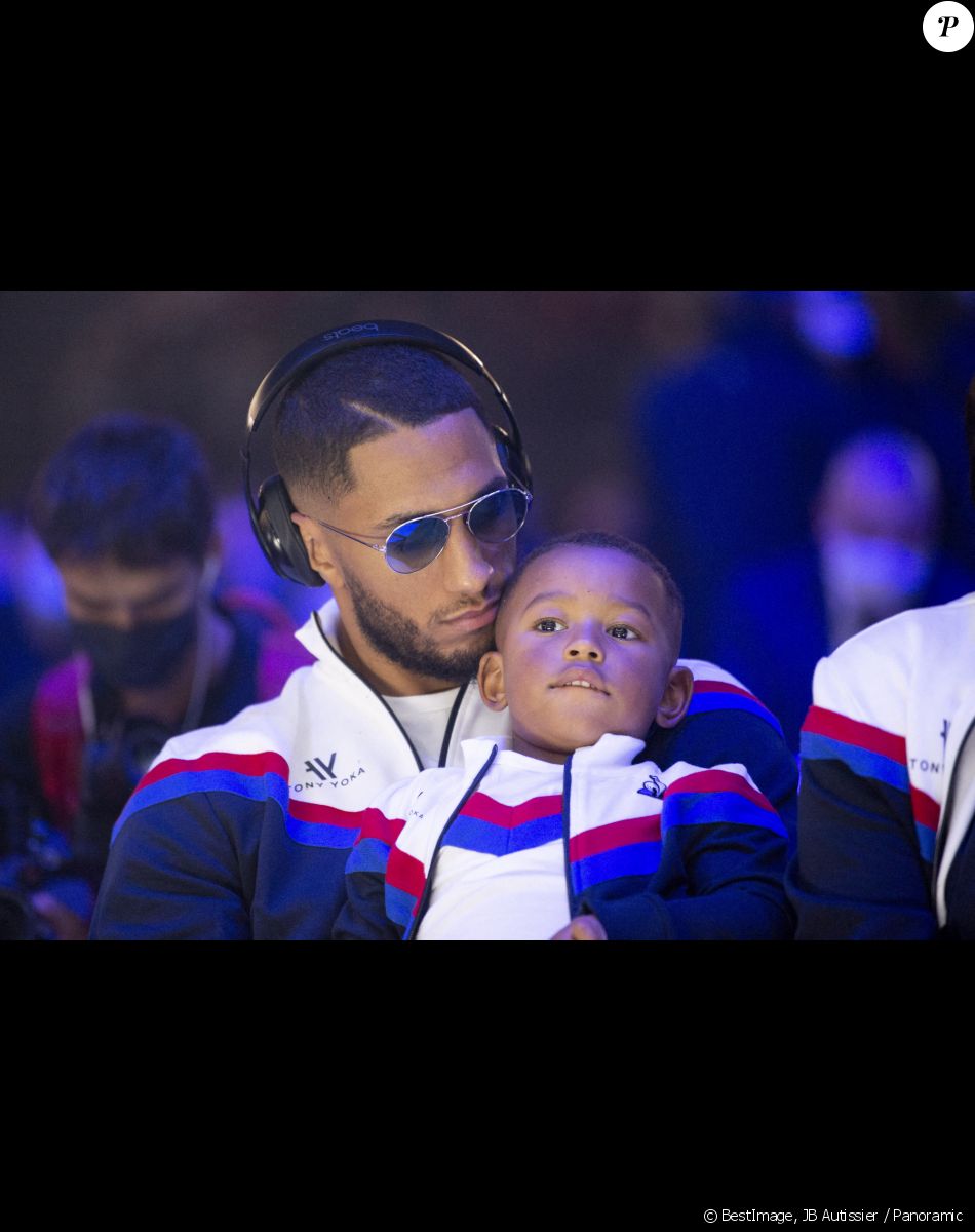 Tony Yoka en pleine concentration avec son fils Ali - People lors de la soirée de boxe à Paris La Défense Arena le 25 septembre 2020. © JB Autissier / Panoramic / Bestimage