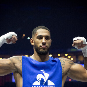 Tony Yoka remporte son combat de boxe contre Johann Duhaupas dans la catégorie poids lourds dès le premier round à Paris La Défense Arena. © JB Autissier / Panoramic / Bestimage