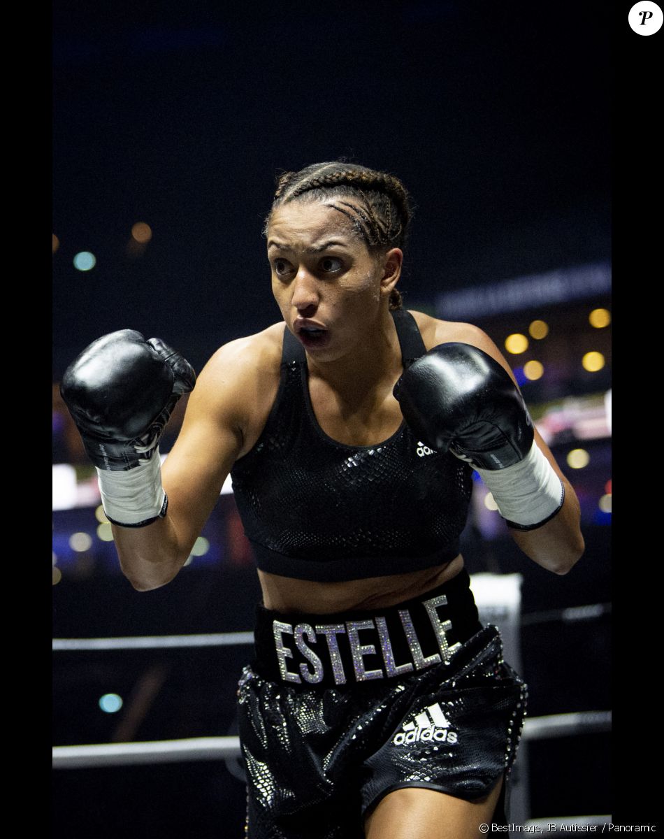 Estelle Yoka Mossely- La boxeuse française Estelle Mossely remporte son premier combat post-accouchement ( 4 mois après avoir donné naissance à son deuxième enfant) face à sa compatriote Aurélie Froment aux points, à Paris La Défense Arena. Le 25 Septembre 2020. © JB Autissier / Panoramic / Bestimage