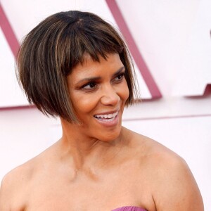 Halle Berry, vêtue d'une robe Dolce & Gabbana, assiste à la 93ème cérémonie des Oscars dans la gare Union Station à Los Angeles. Le 25 avril 2021.