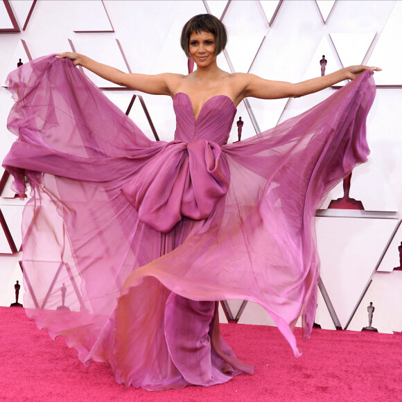 Halle Berry, vêtue d'une robe Dolce & Gabbana, assiste à la 93ème cérémonie des Oscars dans la gare Union Station à Los Angeles. Le 25 avril 2021.
