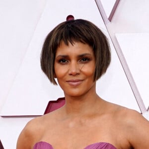 Halle Berry, vêtue d'une robe Dolce & Gabbana, assiste à la 93ème cérémonie des Oscars dans la gare Union Station à Los Angeles. Le 25 avril 2021.
