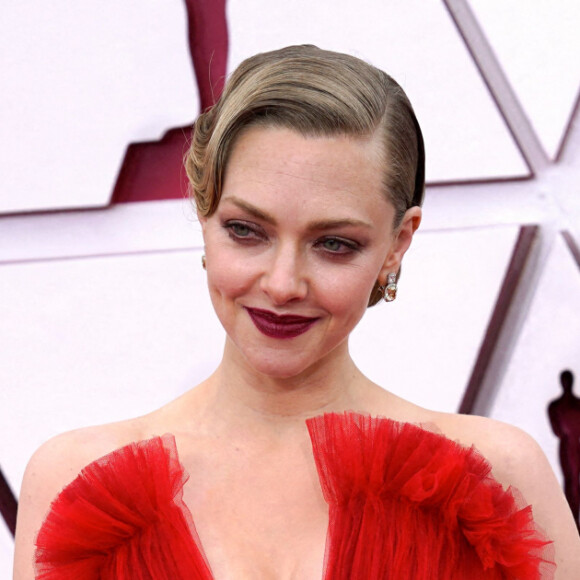 Amanda Seyfried, habillée d'une robe Giorgio Armani Privé et de bijoux Forevermark, assiste à la 93ème cérémonie des Oscars dans la gare Union Station à Los Angeles. Le 25 avril 2021.