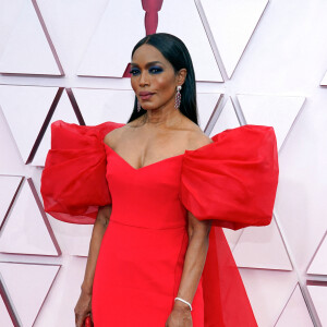 Angela Bassett, habillée d'une robe Alberta Ferretti et de bijoux Chopard, assiste à la 93ème cérémonie des Oscars dans la gare Union Station à Los Angeles. Le 25 avril 2021.