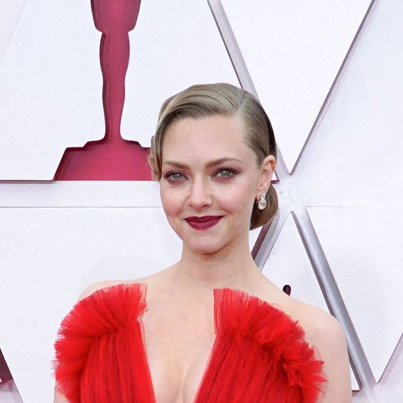 Amanda Seyfried, habillée d'une robe Giorgio Armani Privé et de bijoux Forevermark, assiste à la 93ème cérémonie des Oscars dans la gare Union Station à Los Angeles. Le 25 avril 2021.