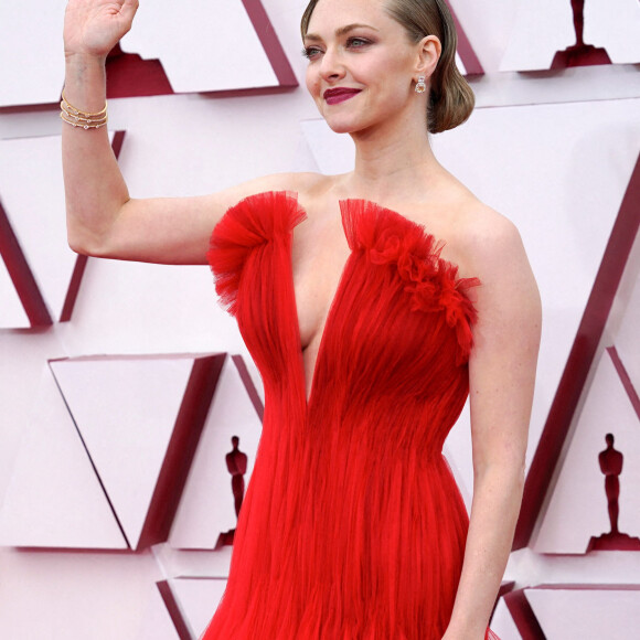 Amanda Seyfried, habillée d'une robe Giorgio Armani Privé et de bijoux Forevermark, assiste à la 93ème cérémonie des Oscars dans la gare Union Station à Los Angeles. Le 25 avril 2021.