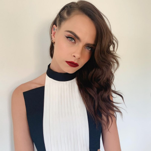 Cara Delevingne, devenue brune et habillée en Ronald Van Der Kemp pour le soir des Oscars. Los Angeles, le 25 avril 2021.