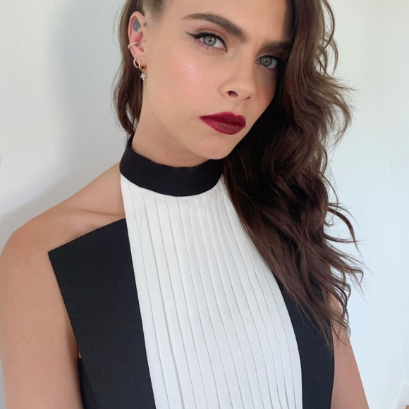 Cara Delevingne, devenue brune et habillée en Ronald Van Der Kemp pour le soir des Oscars. Los Angeles, le 25 avril 2021.