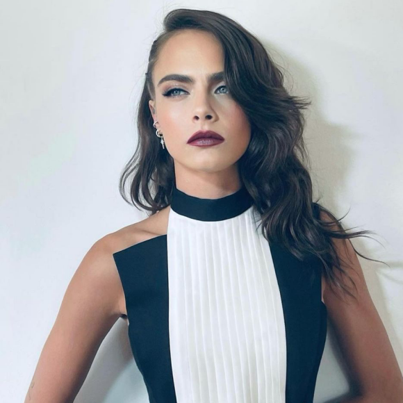 Cara Delevingne, devenue brune et habillée en Ronald Van Der Kemp pour le soir des Oscars. Los Angeles, le 25 avril 2021.