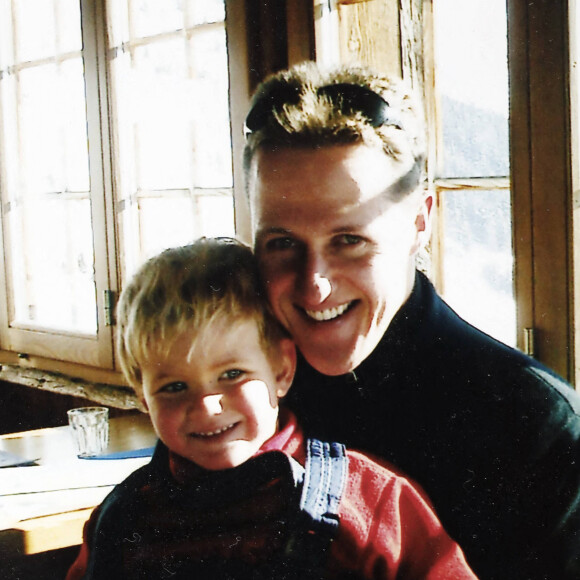 Michael et son fils Mick Schumacher posant à Genève.