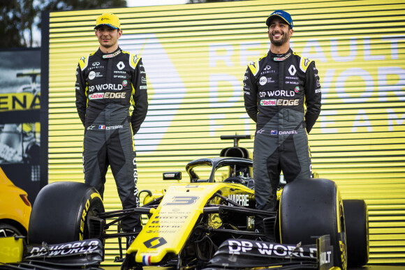 Esteban Ocon et Daniel Ricciardo lors de la préparation du Grand prix de Formule 1 à Melbourne, Australie, le 11 mars 2020. © Motorsport Images/Panoramic/Bestimage
