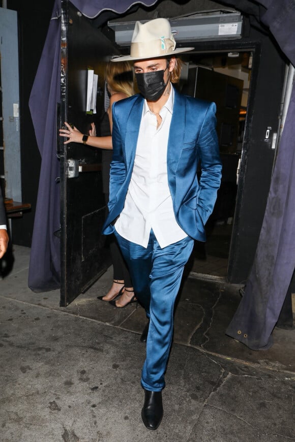 Justin Bieber porte un costume bleu roi et un chapeau beige à la sortie de la soirée de J.S mith au restaurant The Nice Guy à West Hollywood, Los Angeles, le 18 avril 2021. 